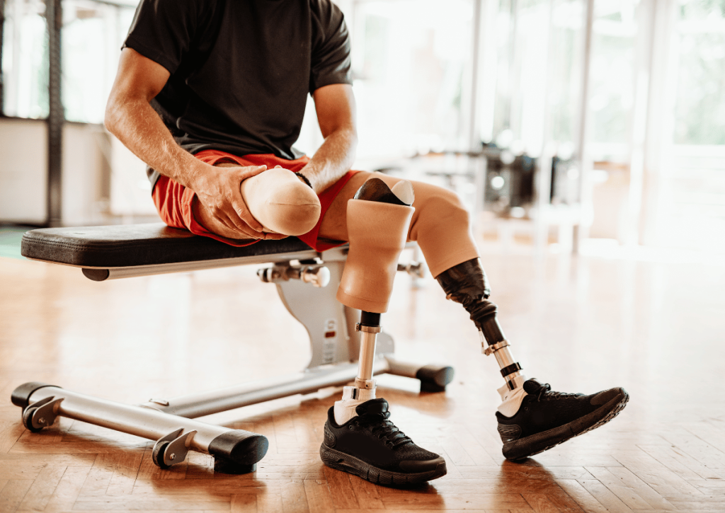 Người dùng sử dụng chân giả dưới gối